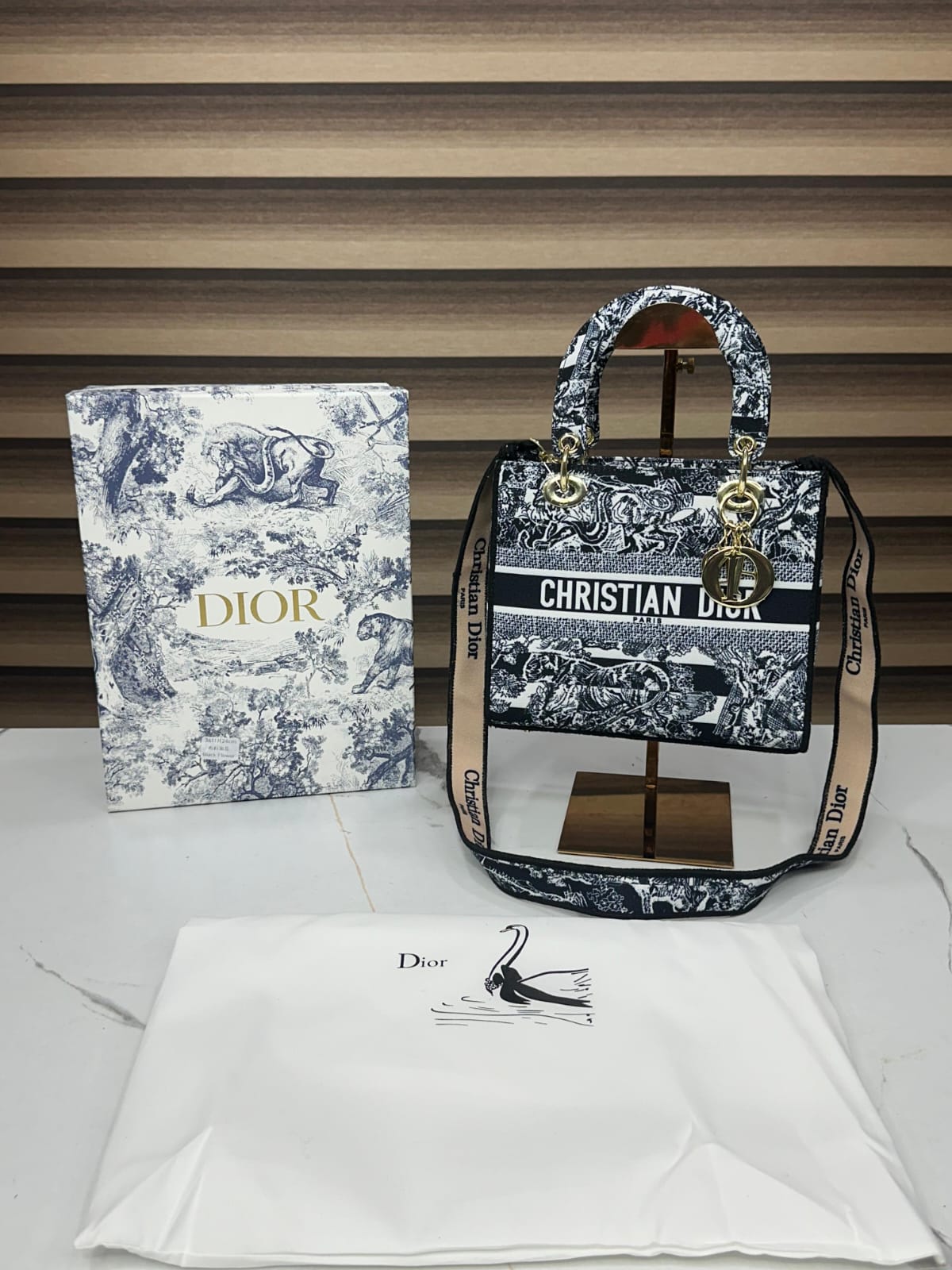 PREMIUM CHRISTIAN DIOR HAND BAG FOR LADIES